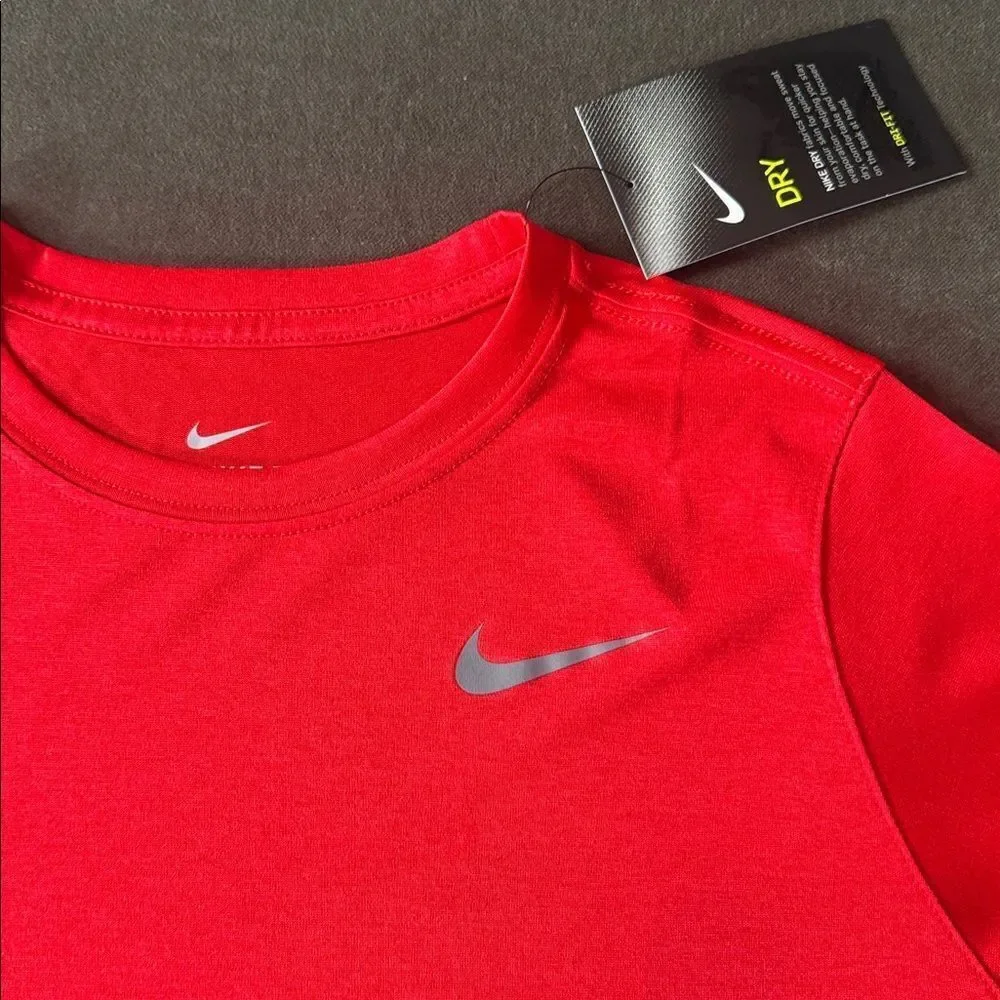 Nike Dry Boys Red Training Top Long Sleeve Athletic Fit Size M 840177-657 NWT